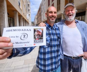 14.05.2021., Zadar - Enio Mestrovic, odnosno njegov alter-ego Ricard, zadnji dan kampanje proveo je na Kalelargi gdje se druzio s gradjanima i djelio kupone za "po' litre pive" u Gradskoj vijecnici kada postane gradonacelnik.  
Photo: Dino Stanin/PIXSELL