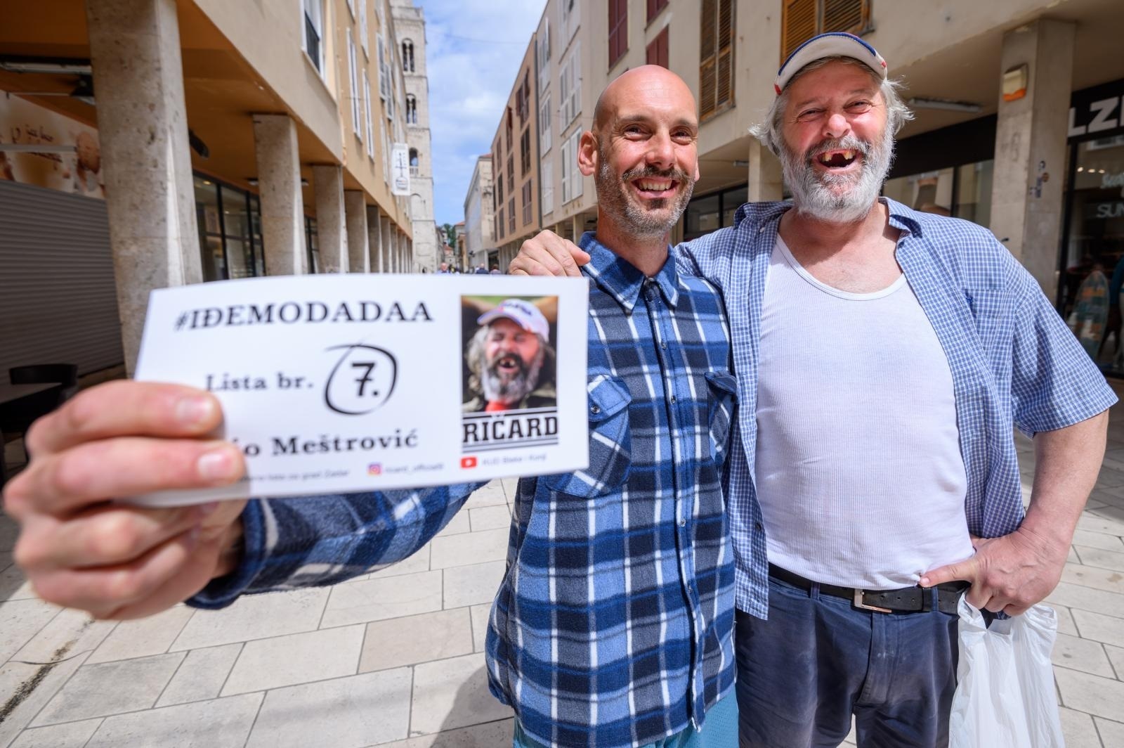 14.05.2021., Zadar - Enio Mestrovic, odnosno njegov alter-ego Ricard, zadnji dan kampanje proveo je na Kalelargi gdje se druzio s gradjanima i djelio kupone za "po' litre pive" u Gradskoj vijecnici kada postane gradonacelnik.  
Photo: Dino Stanin/PIXSELL