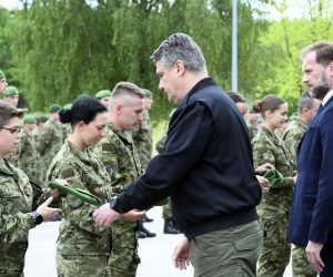 14.05.2021., Petrinja - Predsjednik Republike i vrhovnog zapovjednika Oruzanih snaga Republike Hrvatske Zoran Milanovic, ministar obrane RH Mario Banozic i nacelnik GS OS RH Robert Hranj  sudjelovali su na svecanom obiljezavanju 30. obljetnice ustrojavanja 2. gardijske brigade „Gromovi“ i urucenju beretki pripadnicima 2. mehanizirane bojne „Gromovi". 
Photo: Nikola Cutuk/PIXSELL