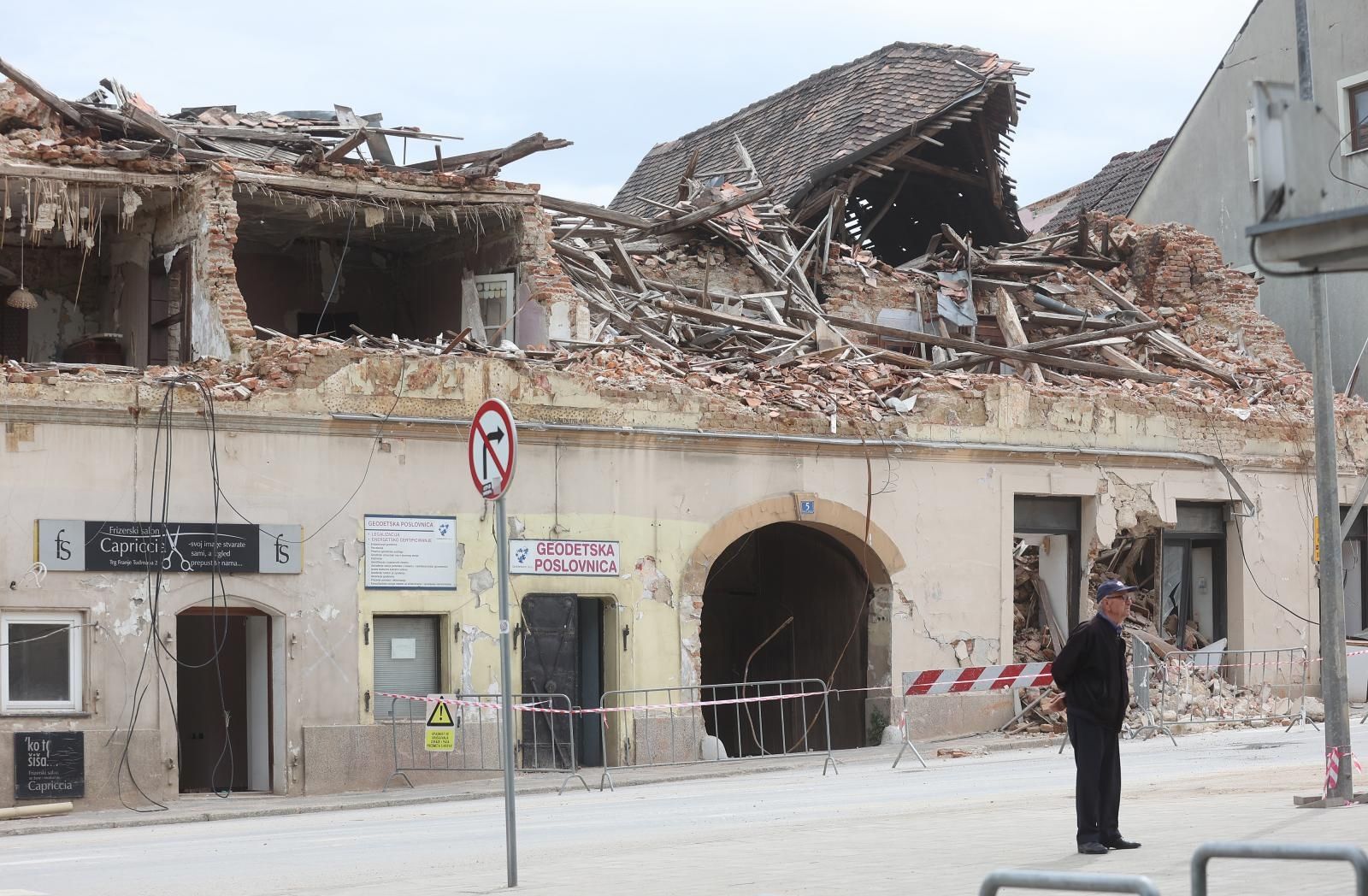 14.05.2021., Petrinja - Predsjednik Zoran Milanovic obisao je razrusenu Petrinju u pratnji gradonacelnika Darinka Dumbovica. Photo: Marko Prpic/PIXSELL