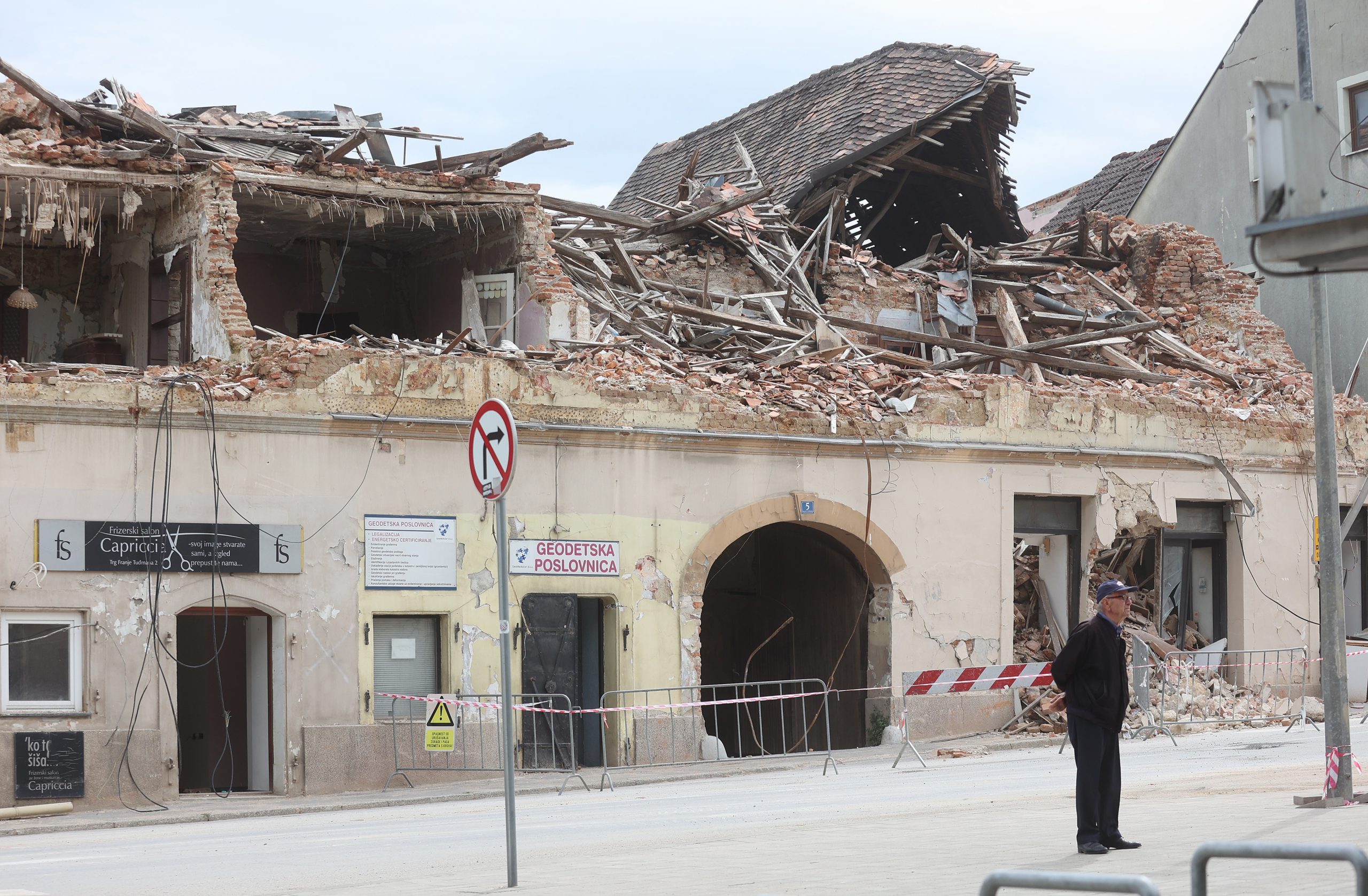 14.05.2021., Petrinja - Predsjednik Zoran Milanovic obisao je razrusenu Petrinju u pratnji gradonacelnika Darinka Dumbovica. Photo: Marko Prpic/PIXSELL
