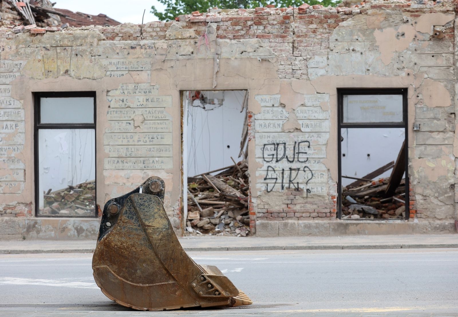 14.05.2021., Petrinja - Predsjednik Zoran Milanovic obisao je razrusenu Petrinju u pratnji gradonacelnika Darinka Dumbovica. Photo: Marko Prpic/PIXSELL