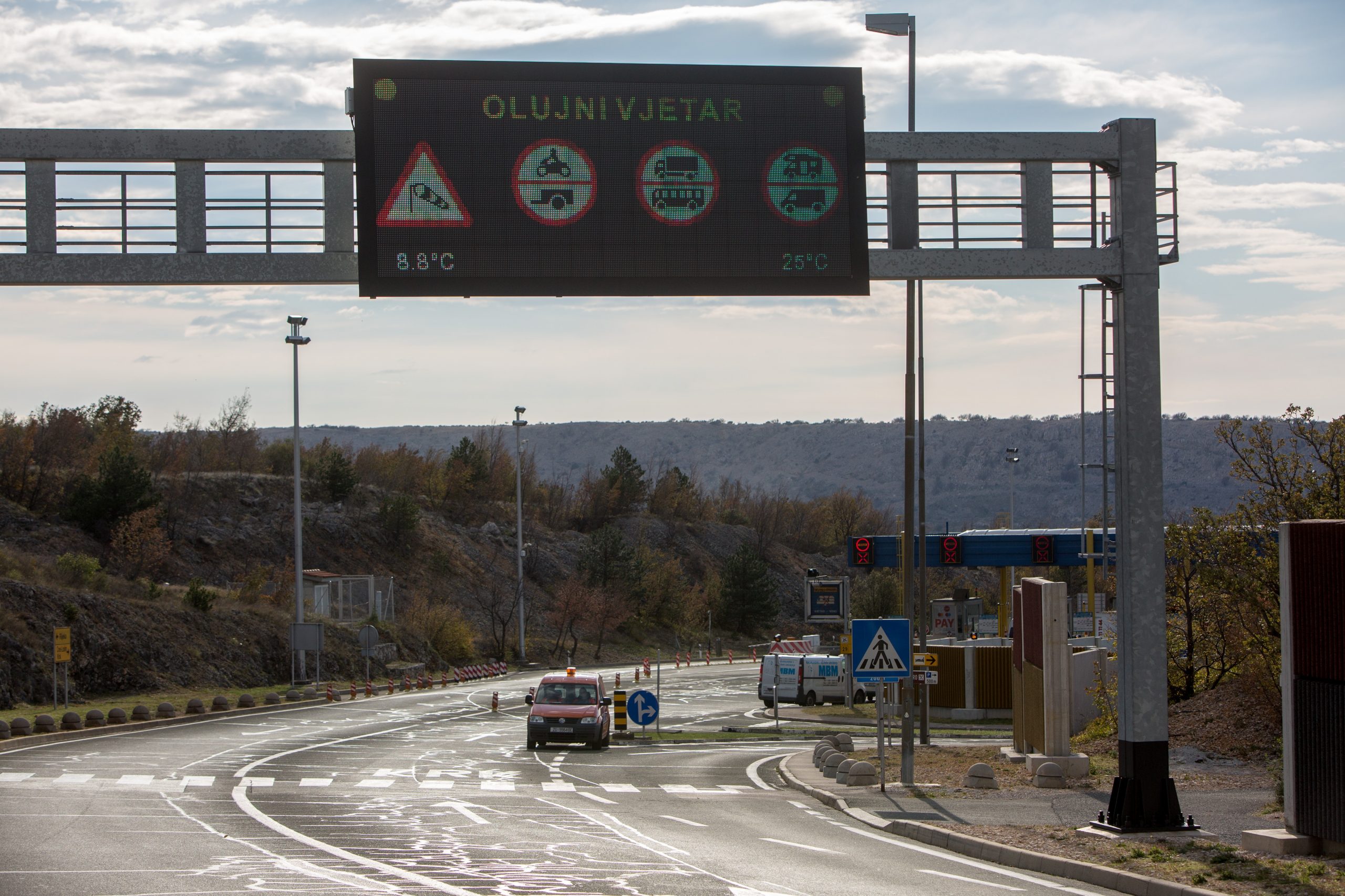 14.11.2017., Krcki Most - Zbog olujnih udara vjetra Krcki most zatvoren je za sve skupine vozila osim za automobile. 
Photo: Nel Pavletic/PIXSELL