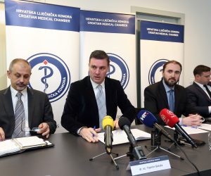 14.12.2016., Zagreb
Na konferenciji za medije Hrvatske lijecnicke komore, po prvi  put javnosti su predstavljeni detaljni podaci o odlasku lijecnika iz Hrvatske. Podatke su predstavili predsjednik HLK-a Trpimir Goluza, prvi dopredsjednik HLK-a Kresimir Luetic i voditelj Sredisnjeg ureda HLK-a Ivan Bojcic. 
Photo: Robert Anic/PIXSELL