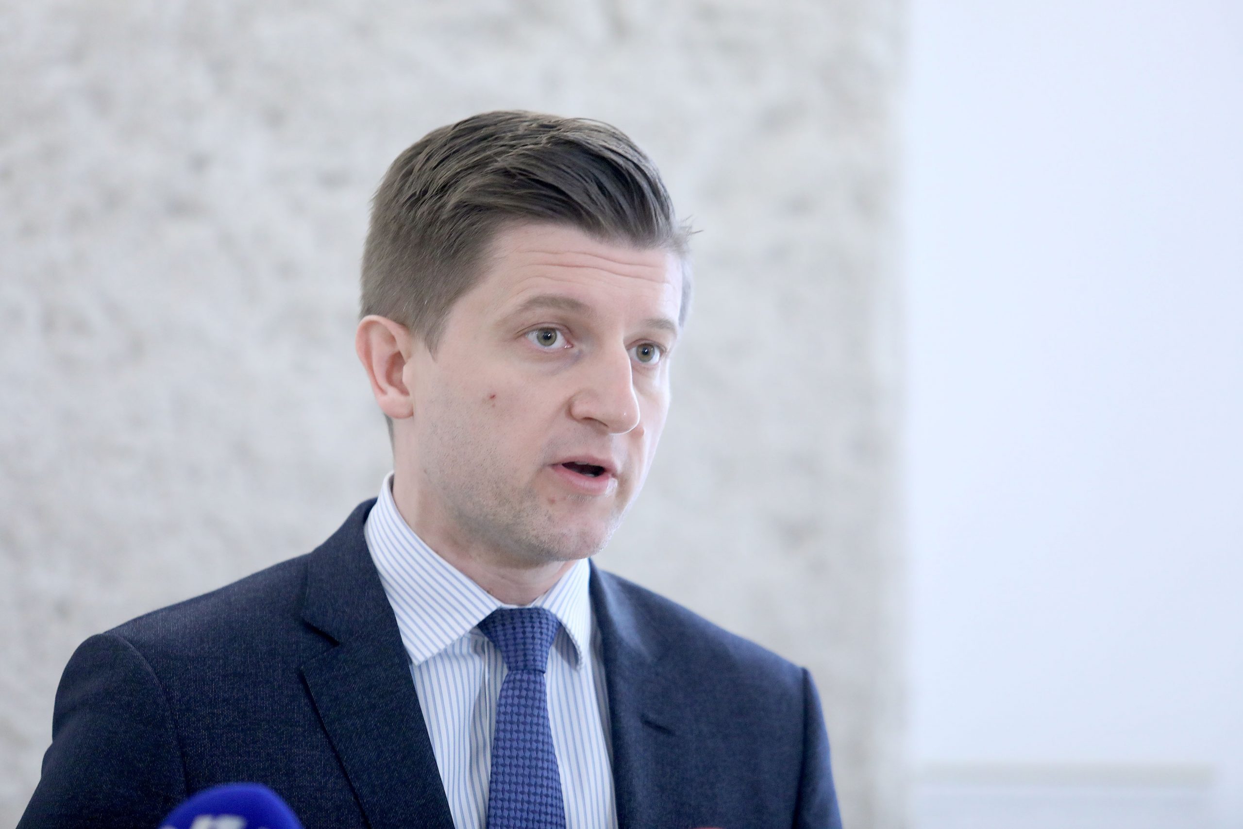 15.04.2021., Zagreb - Ministar financija Zdravko Maric dao je u Saboru izjavu za medije i rekao da se ubuduce dugovi u zdravstvu mogu smanjiti samo smanjenjem rashodovne strane a ne dodatnim uplatama iz proracuna.
Photo: Patrik Macek/PIXSELL