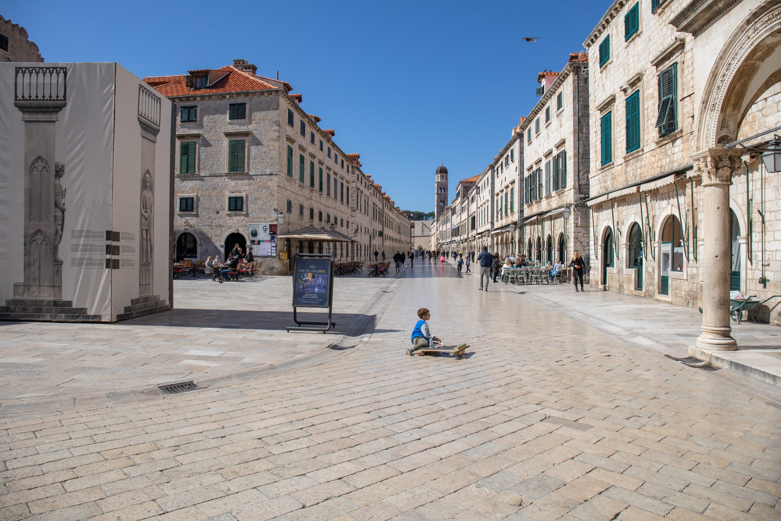 16.03.2020., Stara gradska jezgra, Dubrovnik - Zatvorene knjiznice, muzeji, kazaliste, gradska kavana,  a i javne sluzbe ne rade na klasican nacin.
Photo: Grgo Jelavic/PIXSELL