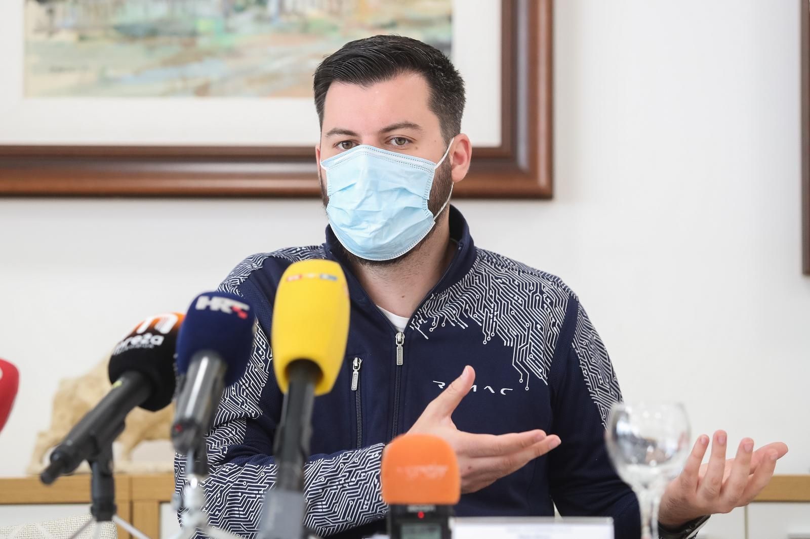 16.04.2021., Zagreb - Predstavnici Grada Svete Nedelje i Rimac Automobila potpisali su ugovor o osnivanju prava gradjenja u povodu izgradnje proizvodnog i istrazivacko-razvojnog kampusa. Ugovor su potpisali gradonacelnik Svete Nedelje Dario Zurovec i Mate Rimac, direktor poduzeca Rimac Automobili. Novi kampus vrijedan vise od 200 milijuna eura prostirat ce se na 200 tisuca kvadrata, s proizvodnim i istrazivackim objektima na 95.000 kvadrata.
Photo: Luka Stanzl/PIXSELL