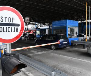 16.05.2021., Slavonski Brod - Guzve na ulazu u Hrvatsku na granicnom prijelazu s BiH u Slavonskom Brodu. 
Photo: Ivica Galovic/PIXSELL