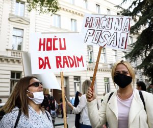 16.09.2020.,  Sarajevo, Bosna i Hercegovina - Radnici agencije "Poslovnost" prosvjedovali su  ispred zgrade Opcine centar. Razlog prosvjeda je to sto je njima onemogucen prilaz kancelarijama, te u zgradu ulaze preko ljestvi.
Photo: Armin Durgut/PIXSELL