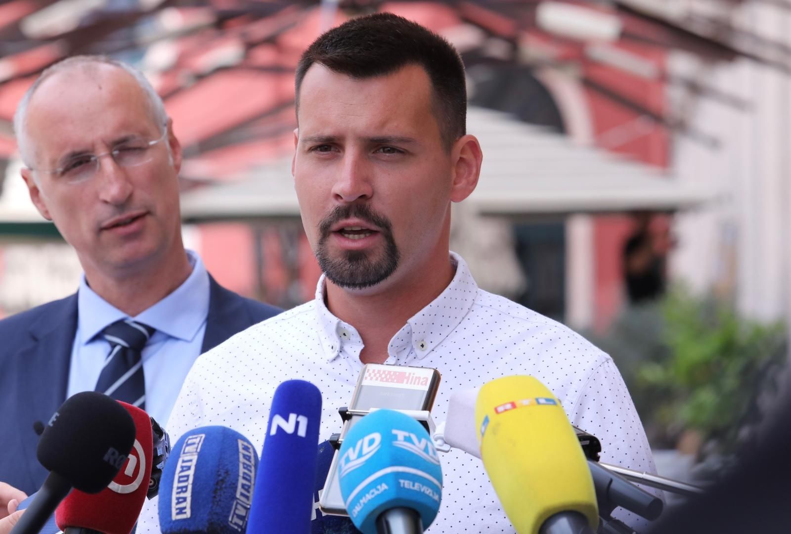 17.05.2021., Split-Kandidat za gradonacelnika Splita, Ivica Puljak, i kandidati za zamjenike Bojan Ivosevic i Antonio Kuzmanic odrzali konferenciju za medije.
Photo:Ivo Cagalj/PIXSELL