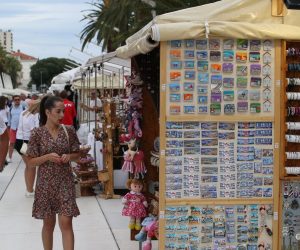 17.07.2020., Split - Osvjezenje u Splitu pocistilo plaze sto su mnogobrojni turisti iskoristili za obilazak grada i uzivanje na splitskoj rivi. 
Photo: Ivo Cagalj/PIXSELL