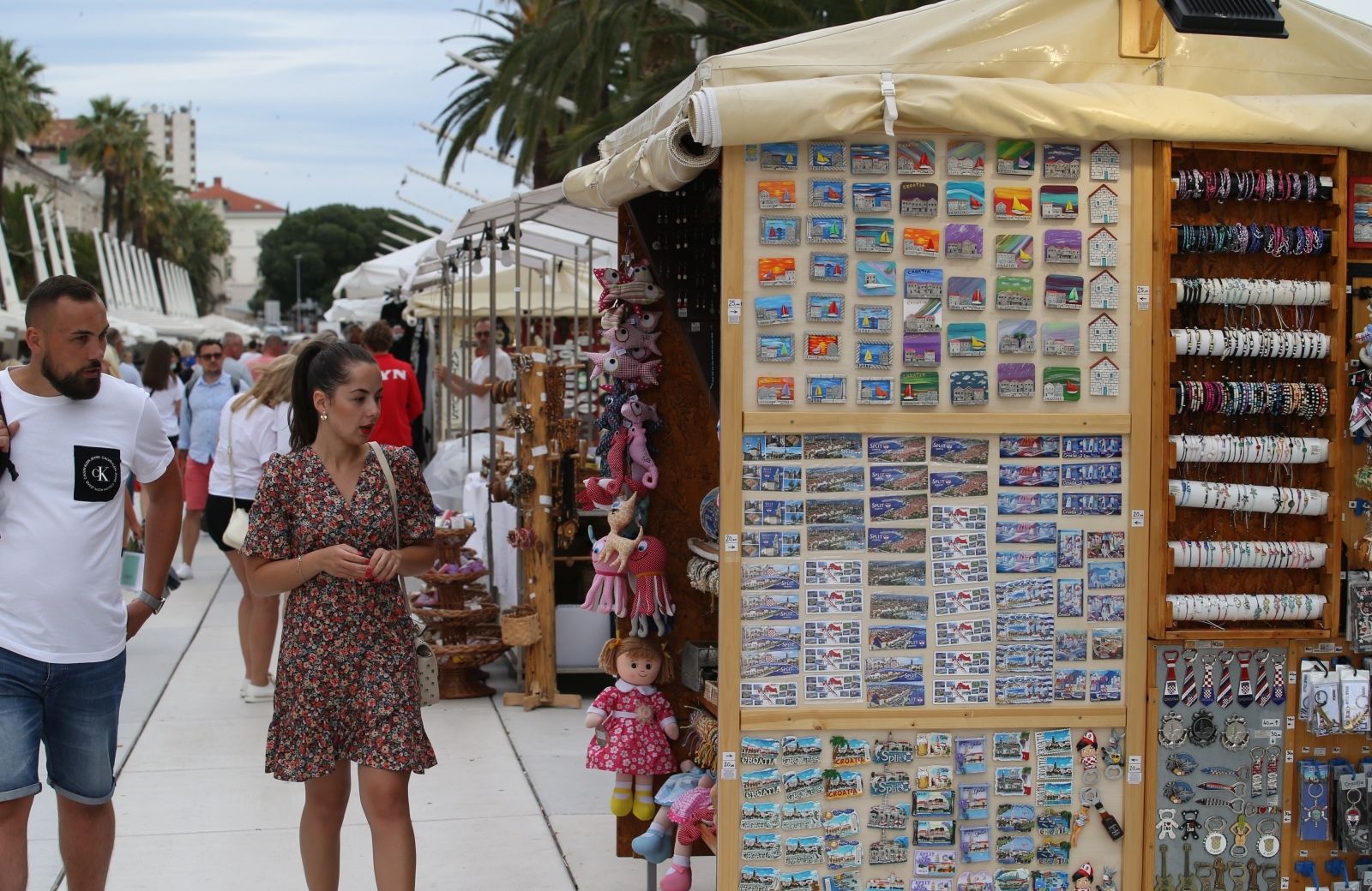 17.07.2020., Split - Osvjezenje u Splitu pocistilo plaze sto su mnogobrojni turisti iskoristili za obilazak grada i uzivanje na splitskoj rivi. 
Photo: Ivo Cagalj/PIXSELL