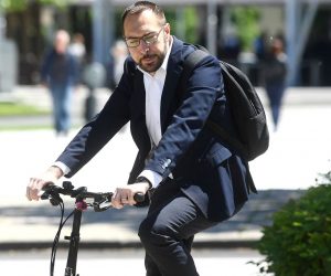 18.05.2021., Zagreb - Gradonacelnicki kandidat politicke platforme Mozemo! Tomislav Tomasevic na biciklu je stigao na konferenciju za medije ispred zgrade Gradske uprave na kojoj je komentirao rezultate prvog kruga i najavio kampanju za drugi krug izbora. Photo: Marko Lukunic/PIXSELL