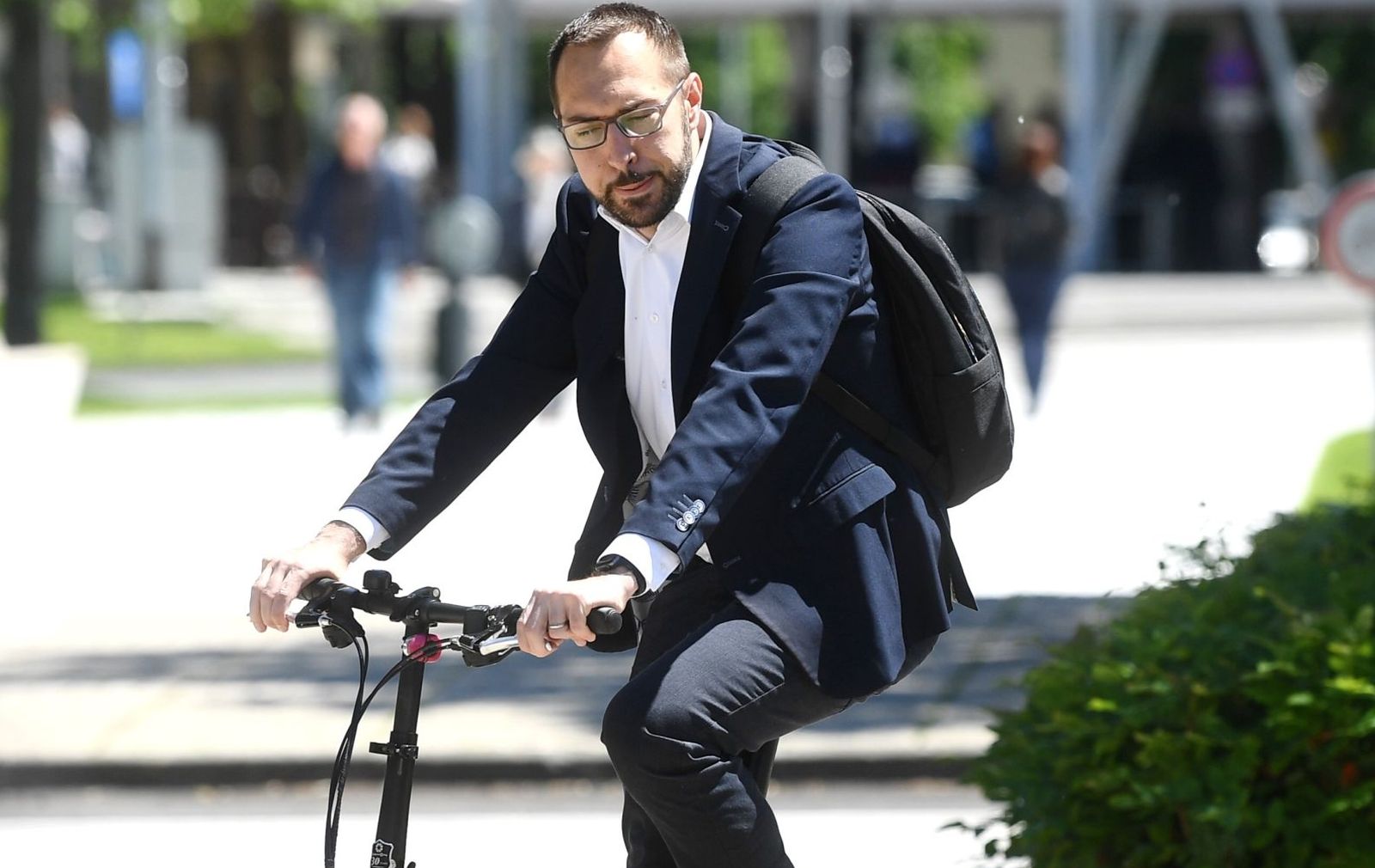 18.05.2021., Zagreb - Gradonacelnicki kandidat politicke platforme Mozemo! Tomislav Tomasevic na biciklu je stigao na konferenciju za medije ispred zgrade Gradske uprave na kojoj je komentirao rezultate prvog kruga i najavio kampanju za drugi krug izbora. Photo: Marko Lukunic/PIXSELL