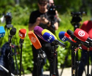 18.05.2021., Zagreb - Gradonacelnicki kandidat Tomislav Tomasevic i kandidati za zamjenicu i zamjenika gradonacelnika Danijela Dolenec i Luka Korlaet odrzali su konferenciju za medije ispred zgrade Gradske uprave na kojoj je bilo nikad vise novinara te je komentirao rezultate prvog kruga i najavio kampanju za drugi krug izbora. Photo: Marko Lukunic/PIXSELL