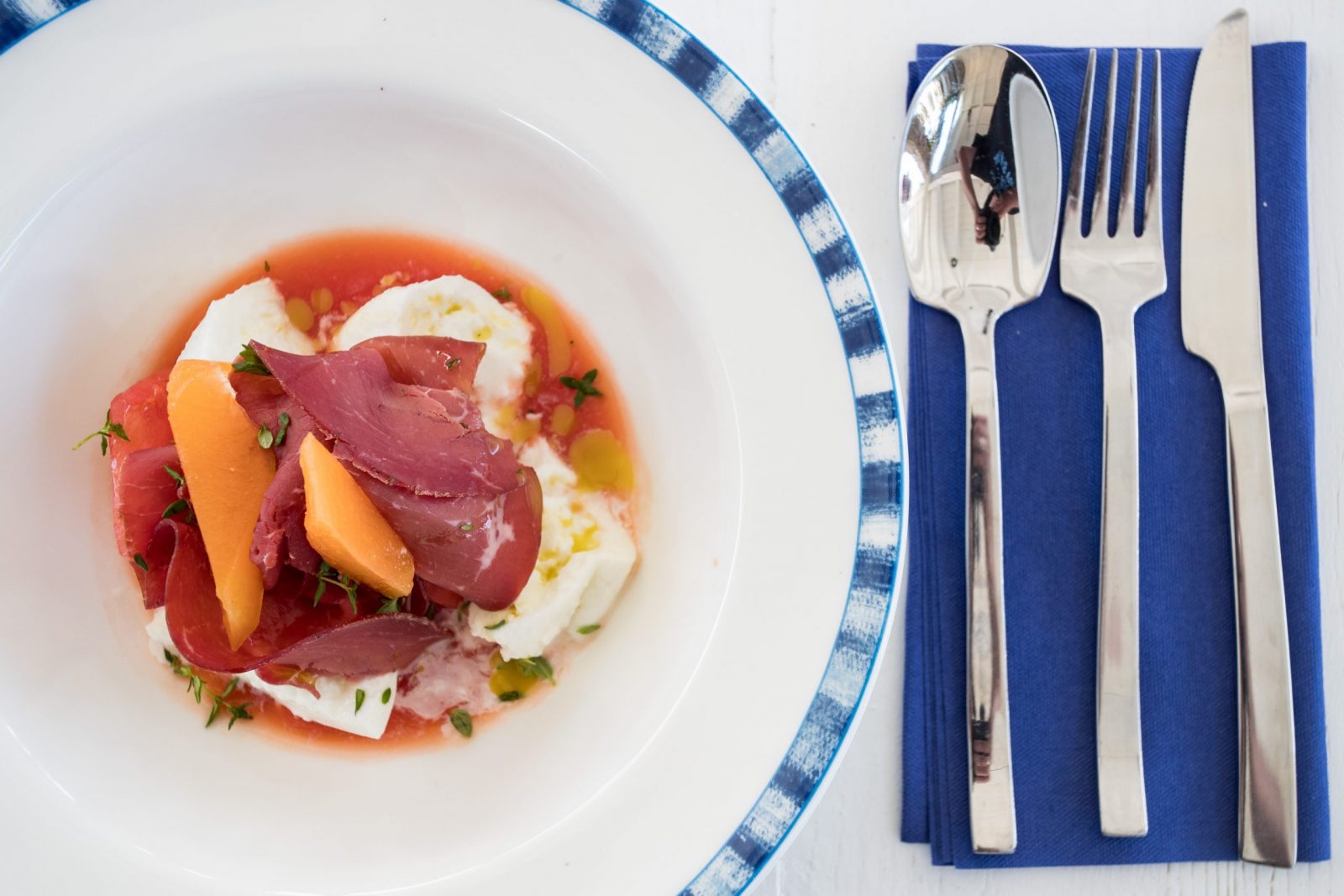 18.07.2018., Korcula - Moro Beach Stupe,  restoran  na otocicu Vela Stupa, dvije nauticke milje juzno od grada Korcule. Bresaola, dimljena mozzarella i rajcica.
Photo: Davor Puklavec/PIXSELL
