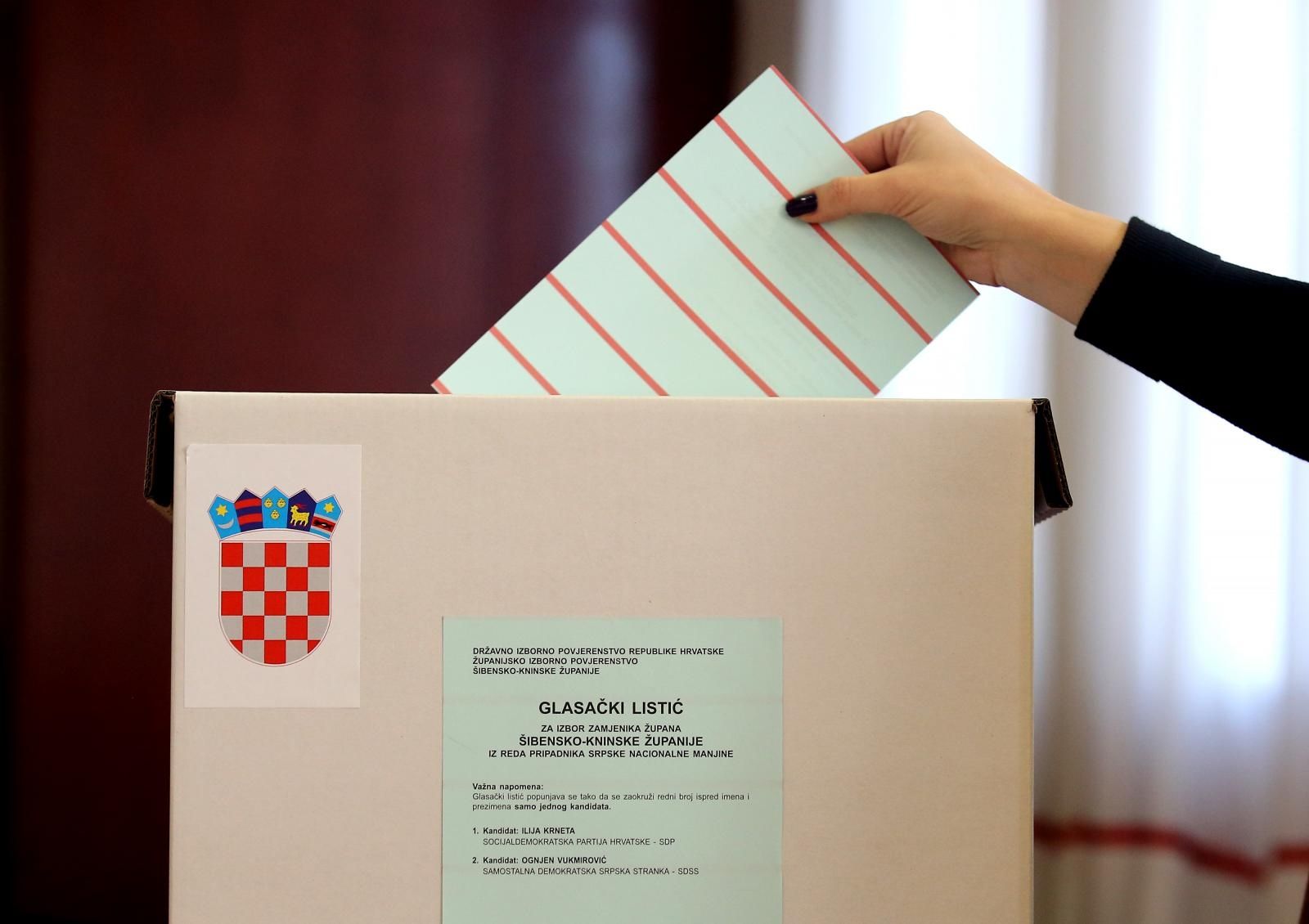 18.10.2020., Knin - Otvorena su glasacka mjesta na kojima se glasuje na prijevremenim izborima za zamjenika zupana Sibensko-kninske zupanije, iz redova pripadnika srpske nacionalne manjine.
Photo: Dusko Jaramaz/PIXSELL