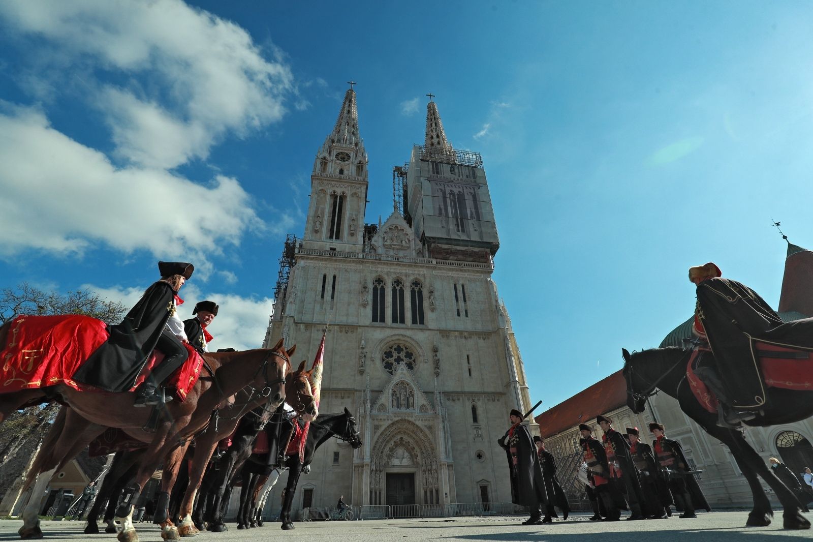 18.10.2020., Kaptol, Zagreb - Velika smjena straze povodom Dana kravate zapocela je ceremonijom stroja i naoruzanja na Trgu bana Josipa Jelacica te se nastavila Gornjim gradom i Kaptolom ispred Katedrale. 
Photo: Sanjin Strukic/PIXSELL