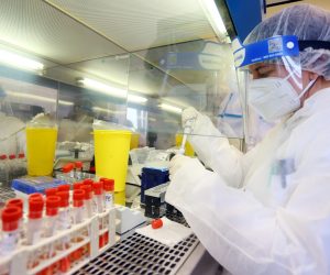 18.11.2020., Karlovac - U Zavodu za javno zdravstvo Karlovacke zupanije svakodnevno u prosjeku obrade oko 200 uzetih uzoraka sa testiranja na COVID-19. Mikrobiolozi u timovima lijecnika specijalista, inzenjera medicinsko laboratorijske dijagnostike i tehnicara obraduju testove u osam faza. Cijeli postupak od upisivanja, razvrstavanja, pcr-a traje nekoliko sati, a rezultati testiranja su poznati u roku 24 sata. Photo: Kristina Stedul Fabac/PIXSELL