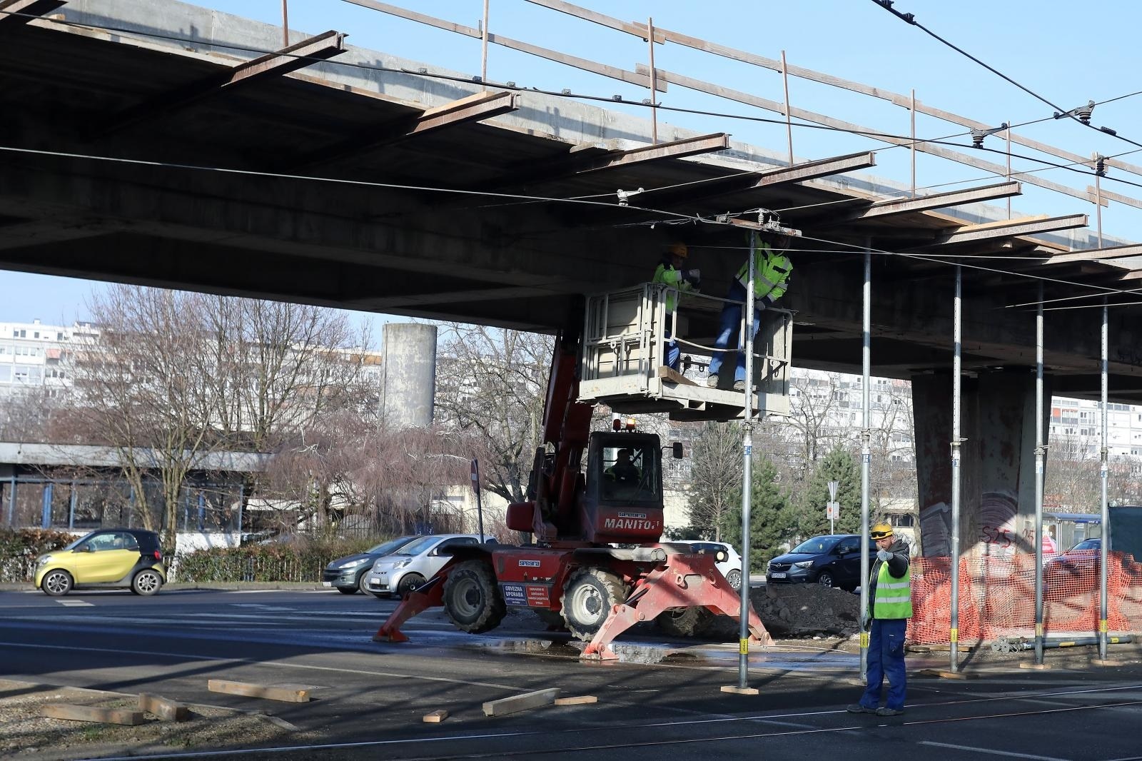 19.02.2021., Zagreb - Zbog radova na juznom vijaduktu Mosta Mladosti od danas u 8.30 do nedjelje u 17 sati onemoguceno je kretanje vozila preko kruznog toka u Zaprudju u smjeru Novog Zagreba.
Photo: Patrik Macek/PIXSELL