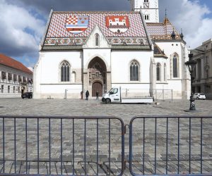 18.03.2021., Zagreb - Trg svetog Marka od danas ima jos jednu ogradu, ali ovaj put ne zbog sigurnosti politicara, nego zbog obnove Markove crkve.
Photo: Patrik Macek/PIXSELL