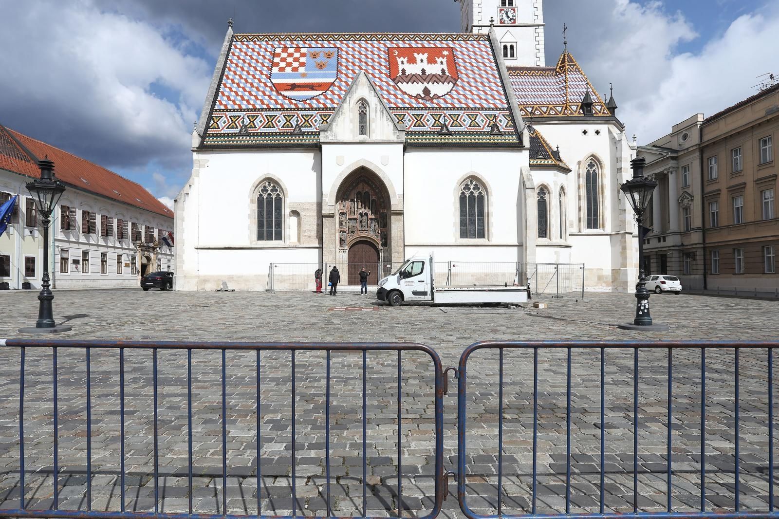 18.03.2021., Zagreb - Trg svetog Marka od danas ima jos jednu ogradu, ali ovaj put ne zbog sigurnosti politicara, nego zbog obnove Markove crkve.
Photo: Patrik Macek/PIXSELL