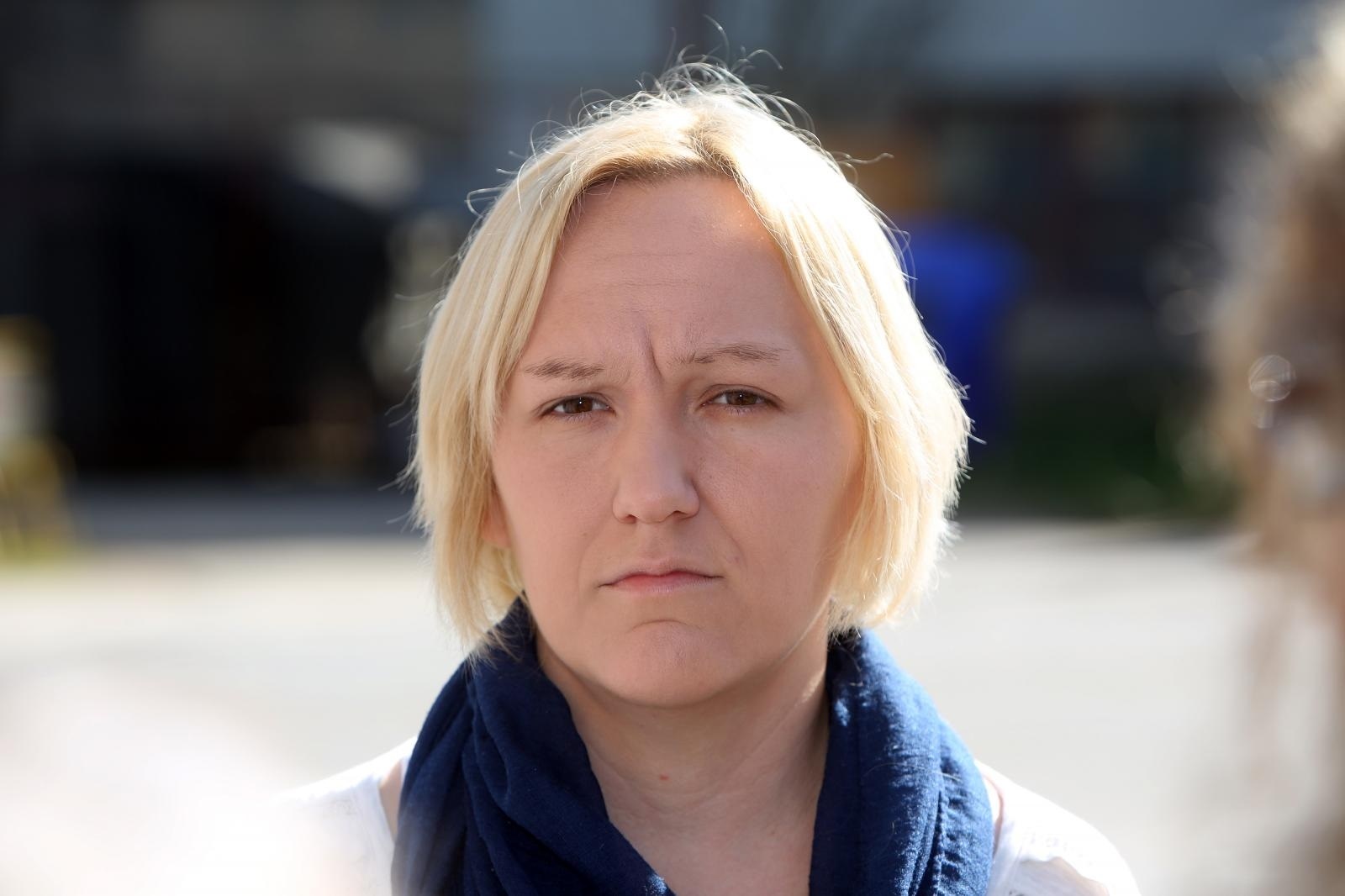 20.03.2017., Duga Resa - U organizaciji Marine Novakovic Matanic, kandidatkinje HNS-s za zupanicu Karlovacke zupanije pocelo potpisivanje peticije za besplatne udbenike ucenicima osnovnih skola.
Photo: Kristina Stedul Fabac/PIXSELL