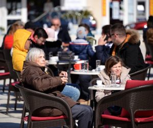 20.03.2021., Umag - Popunjene terase kafica tijekom suncanog dana. Photo: Sasa Miljevic/PIXSELL