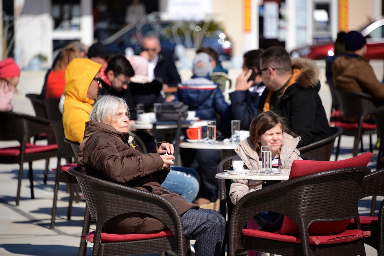 20.03.2021., Umag - Popunjene terase kafica tijekom suncanog dana. Photo: Sasa Miljevic/PIXSELL