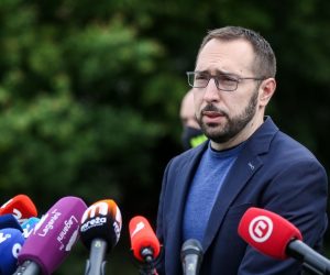 20.05.2021., Zagreb - Gradonacelnicki kandidat Tomislav Tomasevic kod trnjanske ustave na adresi Trnjanski nasip 50a odrzao je konferenciju za medije. Photo: Zeljko Hladika/PIXSELL