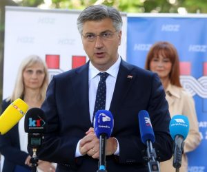 20.05.2021., Karlovac - Predsjednik HDZ-a i predsjednik Vlade RH Andrej Plenkovic u Karlovcu se susreo s kandidatima HDZ-  Damirom Mandicem i Martinom Furdek Hajdin uoci drugog kruga lokalnih izbora.  
Photo: Kristina Stedul Fabac/PIXSELL