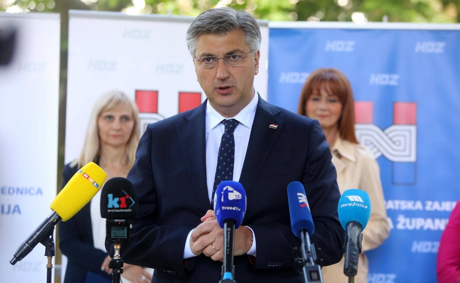 20.05.2021., Karlovac - Predsjednik HDZ-a i predsjednik Vlade RH Andrej Plenkovic u Karlovcu se susreo s kandidatima HDZ-  Damirom Mandicem i Martinom Furdek Hajdin uoci drugog kruga lokalnih izbora.  
Photo: Kristina Stedul Fabac/PIXSELL