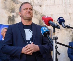 20.05.2021., Zadar - Predsjednik Vlade Andrej Plenkovic susreo se s gradonacelnikom Brankom Dukicem i zupanom Bozidarom Longinom kako bi im iskazao podrsku u drugom krugu lokalnih izbora. 
Photo: Dino Stanin/PIXSELL
