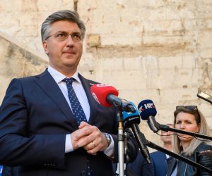 20.05.2021., Zadar - Predsjednik Vlade Andrej Plenkovic susreo se s gradonacelnikom Brankom Dukicem i zupanom Bozidarom Longinom kako bi im iskazao podrsku u drugom krugu lokalnih izbora. 
Photo: Dino Stanin/PIXSELL