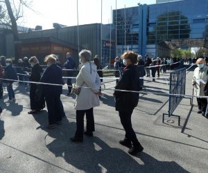 21.04.2021., Zagreb - U paviljanu 6 na Zagrebackom Velesajmu u tijeku je masovno cijepljenje gradjana protiv koronavirusa. I drugog dana cijepljenja i dalje su velike guzve. Photo: Goran Stanzl/PIXSELL