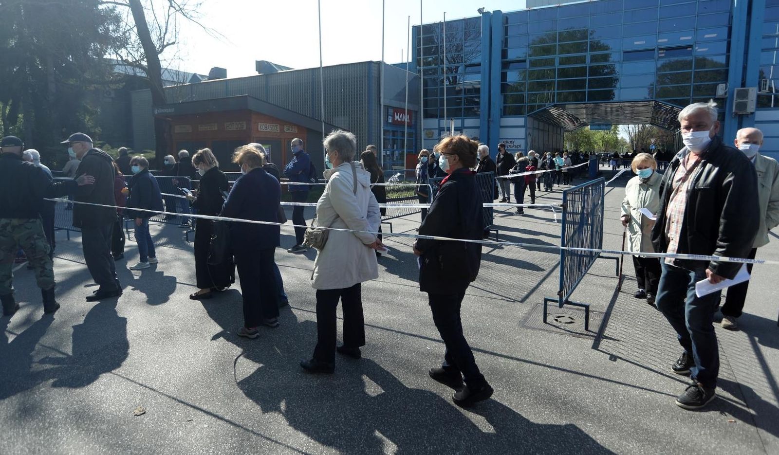 21.04.2021., Zagreb - U paviljanu 6 na Zagrebackom Velesajmu u tijeku je masovno cijepljenje gradjana protiv koronavirusa. I drugog dana cijepljenja i dalje su velike guzve. Photo: Goran Stanzl/PIXSELL