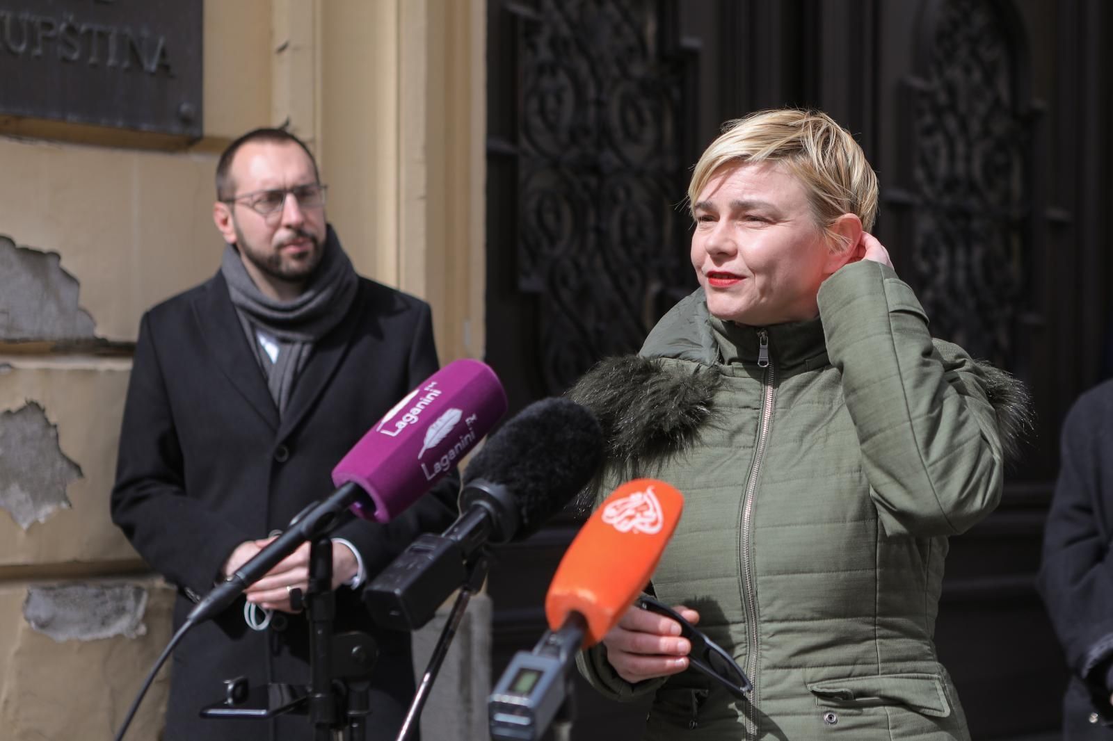 22.03.2021., Zagreb -Ispred Gradske skupstine u Cirilmetodskoj ulici nodrzana je konferencija za medije Mozemo! i Zagreb je nas! povodom godisnjice potresa u Zagrebu. Na konferenciji je govorio Tomislav Tomasevic, zastupnik u Gradskoj skupstini i kandidat za gradonacelnika Zagreba te Sandra Bencic, saborska zastupnica.
Photo: Tomislav Miletic/PIXSEL