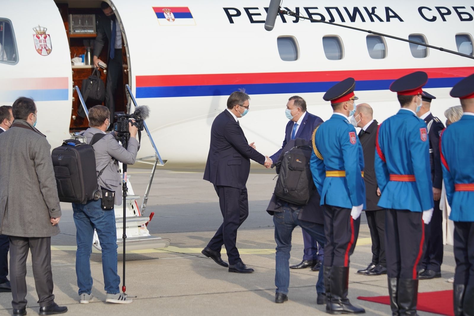 22.04.2021., Aerodrom Mahovljani, Banja Luka, Bosna i Hercegovina - Delegaciju Srbije, koju predvodi predsjednik Aleksandar Vucic, na Aerodromu "Banjaluka" u Mahovljanima docekao je srpski clan i predsjedavajuci Predsjednistva BiH Milorad Dodik. U delegaciji Srbije prisutni su i Ivica Dacic, predsjednik Skupstine Srbije, Ana Brnabic, premijerka Srbije, kao i ministar unutrasnjih poslova Srbije Aleksandar Vulin. U okviru posjete RS, Aleksandru Vucicu bit ce uruceno priznanje Kljuc grada Banjaluke, koje mu je dodijelila Skupcina Grada Banjaluka.
Photo: Dejan Rakita/PIXSELL