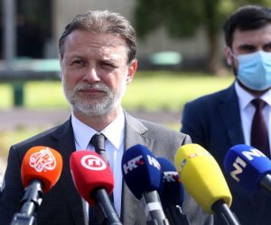 22.4.2021., Zagreb - Obiljezavanje 76. obljetnice proboja posljednjih zatocenika ustaskog logora Jasenovac. Gordan Jandrokovic i predstavnici Sabora odali su pocast svim stradalima u tom logoru polaganjem cvijeca i kamencica kod Spomen obiljezja Kameni cvijet. 

Video: Zeljko Lukunic/PIXSELL