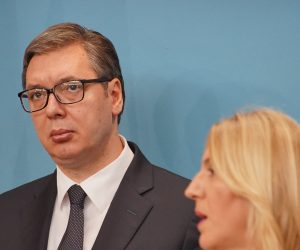 22.04.2021., Palata Republike, Banjaluka (BiH) – Delegacija Srbije, koju predvodi predsjednik Aleksandar Vucic, odrzala je s predstavnicima RS i Miloradom Dodikom, predsjedvajucim Predsjednistva BiH, sjednicu Vijeca za suradnju RS i Srbije u Palati Republike. U delegaciji Srbije prisutni su i Ivica Dacic, predsjednik Skupstine Srbije, Ana Brnabic, premijerka Srbije, kao i ministar unutrasnjih poslova Srbije Aleksandar Vulin. Vijece za suradnju RS i Republike Srbije realizira implementaciju Sporazuma o specijalnim i paralelnim vezama entiteta RS i Srbije, na kome ce biti analizirano ostvarenje dosadasnjih zajedickih projekata i razmotreni planovi buducih projekata RS i Srbije. Tijekom posjete predsjednik Vucic i premijerka Ana Brnabic sastali su se sa predsjednicom RS Zeljkom Cvijanovic, premijerom RS Radovanom Viskovicem, dok se predsjednik srbijanskog parlamenta Ivica Dacic sastao sa predsjednikom Narodne skupcine RS Nedeljkom Cubrilovicem.
Photo: Dejan Rakita/PIXSELL