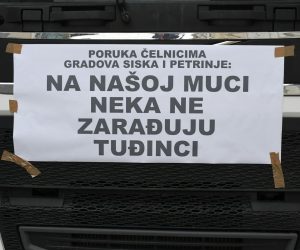 22.05.2021.,Petrinja - Sisacki i petrinjski obrtnici, gradjevinarci prosvjedovali su jer se za rusenje objekata ostecenih u potresima angaziraju tvrtke izvan ovog podrucja.
Photo: Nikola Cutuk/PIXSELL