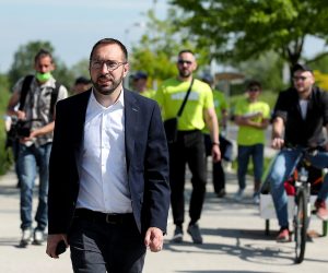 23.5.2021., Zagreb - Konferencija za medije Možemo!/Zagreb je naš! na kojoj su se osvrnuli na stanje stanovanje i dali prijedloge povecanja priustivosti stanovanja u Gradu Zagrebu. Nakon konferencije druzili su se s gradjanima Novog Jelkovca. Tomislav Tomasevic, kandidat za gradonacelnika grada Zagreba. 
Photo: Goran Stanzl/PIXSELL