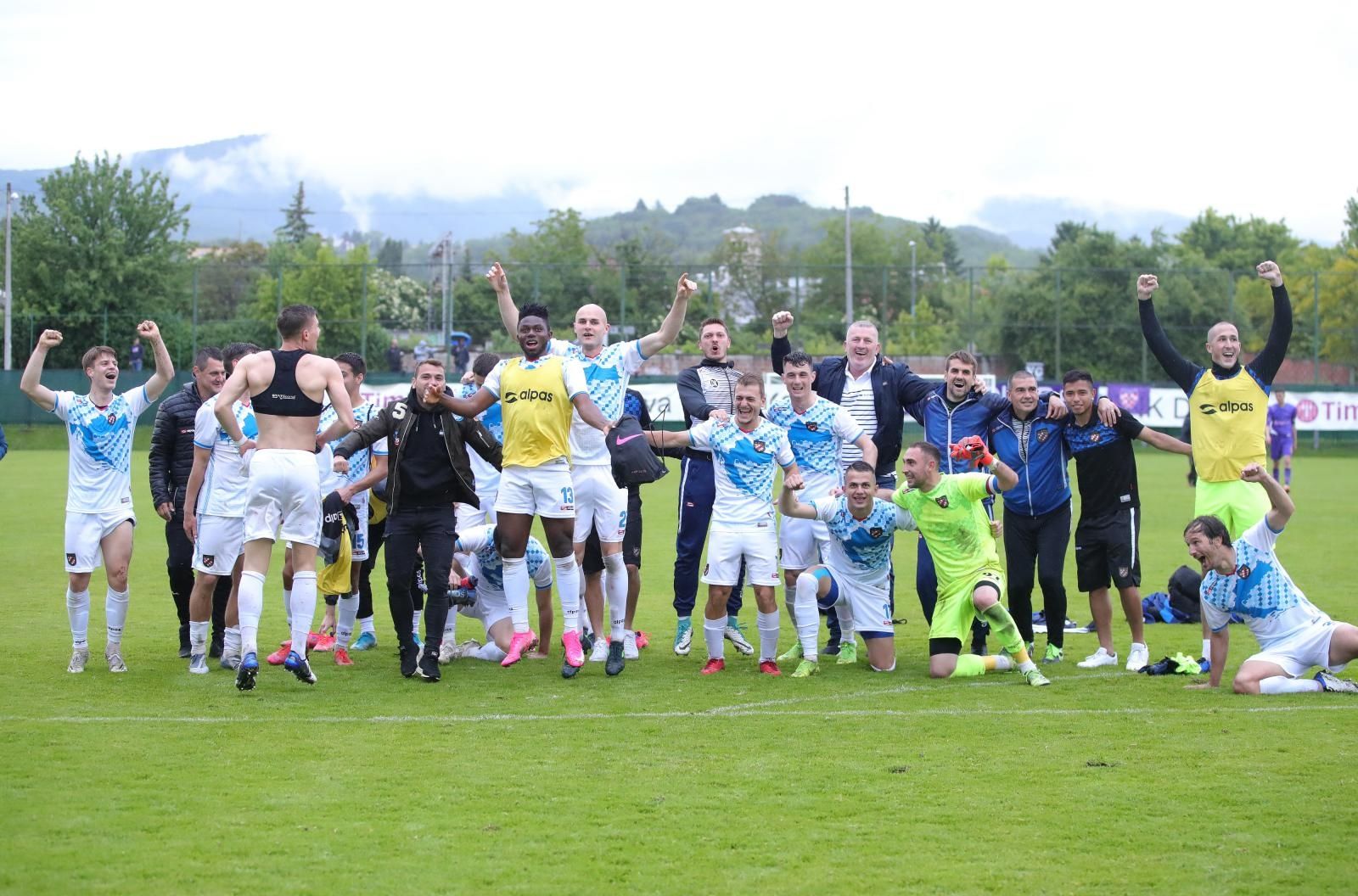 23.05.2021., Zagreb - Igraliste Nk Kustosija. 33. kolo Druge HNL: Dubrava Tim kabel - Hrvatski dragovoljac. Momcad Dragovoljca pobjedom u gostima od 2:1 i teoretski jedno kolo prije kraja osigurala je prvo mjesto. Slavlje igraca nakon utakmice.  Photo: Sanjin Strukic/PIXSELL