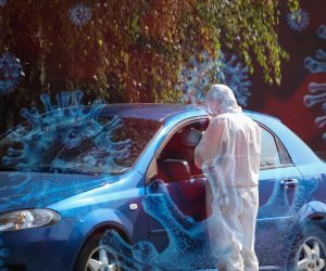 23.07.2020.,. Zagreb -  ILUSTRACIJA -  SNIMLJENO DVOSTRUKOM EXPOZICIJOM.
U Nastavnom zavodu za javno zdravstvo "Dr. Andrija Stampar" djelatnici testiraju gradjane. "Drive-in" dijagnostika koronavirusa kako bi se ubrzalo dijagnosticiranje i povecao broj testiranih osoba. Osobe pri ovom testiranju ne izlaze iz automobila, sto povecava razinu sigurnosti osobe koja se testira i zdravstvenog djelatnika.
 Virus koji je uzrocnik bolesti COVID-19 u najvecem se broju slucajeva prenosi putem kapljica koje nastaju kad zarazena osoba kaslje, kise ili izdise. Te su kapljice preteske da bi letjele zrakom te brzo padaju na pod i druge povrsine.
Zaraziti se mozete dodirivanjem ociju, nosa ili usta nakon dodirivanja tako onecisceenih povrsina ili udisanjem virusa ako ste u neposrednoj blizini osobe koja ima COVID-19.Photo: Zeljko Lukunic/PIXSELL
