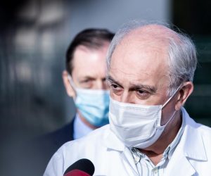 24.11.2020., Split - Splitsko-dalmatinski zupan Blazenko Boban urucio je dva uredaja za terapiju visokog protoka kisika ravnatelju KBC Split prof.dr.sc. Juliju Mestrovicu.
Julije Mestrovic, Ivo Ivic
Photo: Milan Sabic/PIXSELL