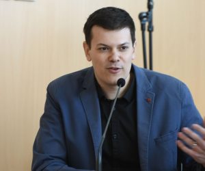 25.03.2021., Sibenik - Opcina Primosten na celu s nacelnikom Stipom Petrinom na tiskovnoj konferenciji predstavila je potpunu transparentnost proracuna u Opcini Primosten koji ce biti od sada vidljiv na internet stranicama. Gost tribine i demonstrator na tiskovnoj bio je Vuk Vukovic.
Photo: Hrvoje Jelavic/PIXSELL