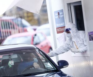 25.03.2021., Sarajevo, Bosna i Hercegovina - U posljednja 24 sata u BiH je obradjen 5.651 test, a na koronavirus je pozitivno 1.965 osoba, sto je najvise od pocetka pandemije. Preminulo je jos 77 osoba, a prijavljena su 552 oporavka. Svakodnevno su velike guzve ispred Domova zdravlja kao i za drive-in testiranje. Photo: Armin Durgut/PIXSELL