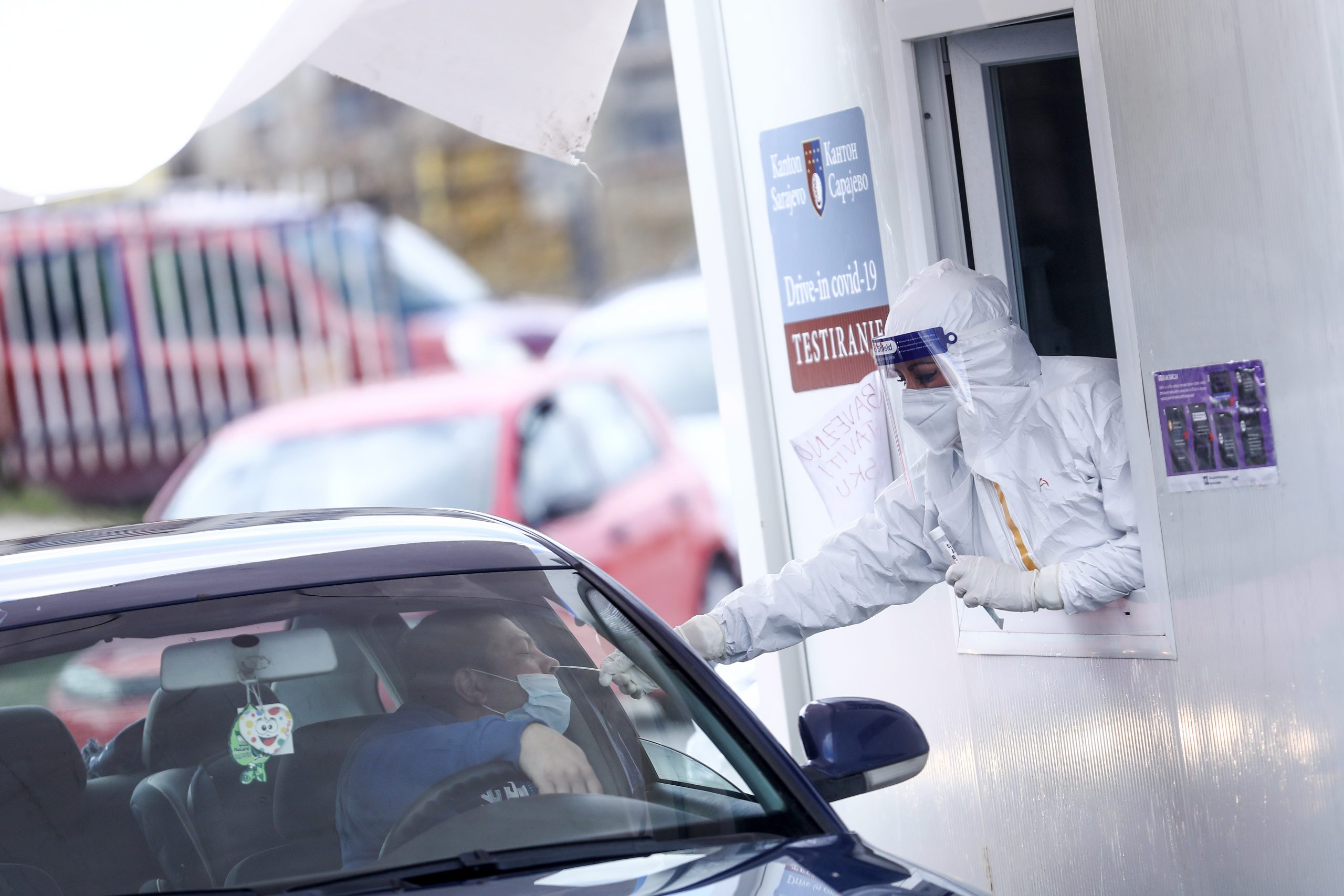 25.03.2021., Sarajevo, Bosna i Hercegovina - U posljednja 24 sata u BiH je obradjen 5.651 test, a na koronavirus je pozitivno 1.965 osoba, sto je najvise od pocetka pandemije. Preminulo je jos 77 osoba, a prijavljena su 552 oporavka. Svakodnevno su velike guzve ispred Domova zdravlja kao i za drive-in testiranje. Photo: Armin Durgut/PIXSELL