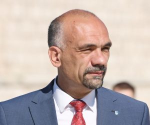 25.04.2021., Sibenik - Kandidat za zupana Sibensko-kninske zupanije Marko Jelic druzio se s gradjanima na sredisnjem gradskom trgu.
Photo: Hrvoje Jelavic/PIXSELL