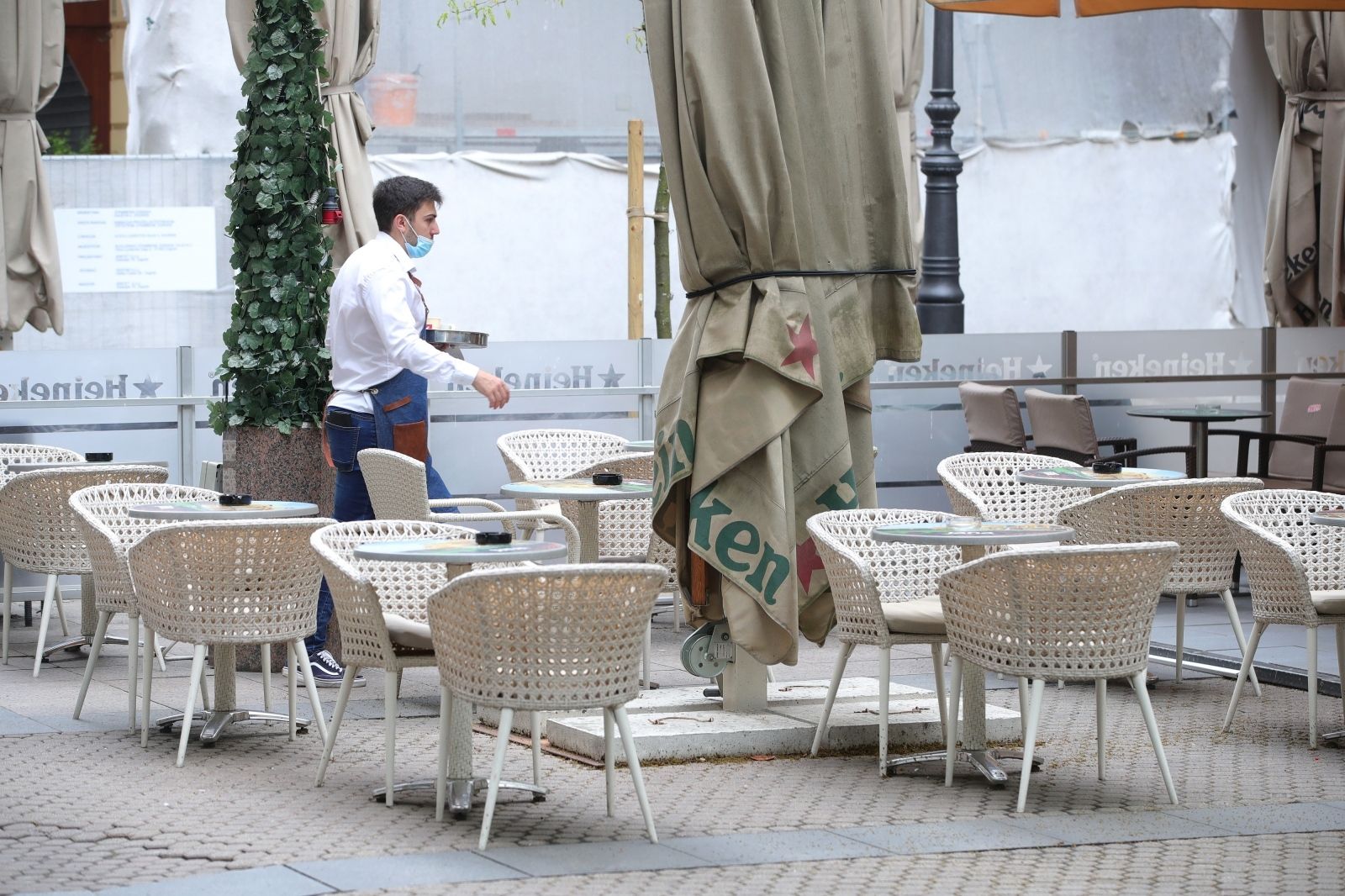 25.05.2021., Zagreb - srediste grada. Prazne terase kao dokaz trajanja pandemije korona virusa. Iako je dozvoljeno koristiti terase kafica u centru grada veliki broj istih je prazan. Photo: Sanjin Strukic/PIXSELL